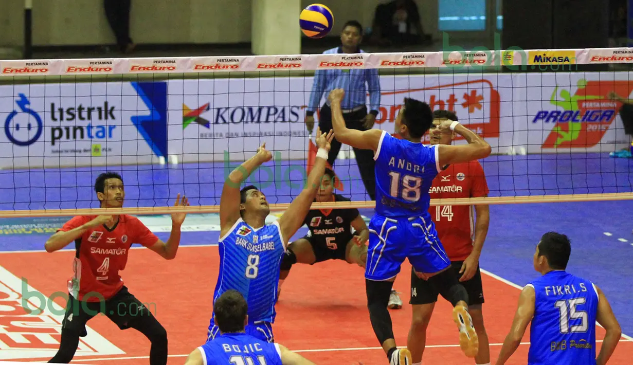 Pemain Palembang Bank Sumsel Babel mencoba menekan tim Surabaya Samator pada putaran pertama Proliga 2016 di GOR Ken Arok, Malang, Sabtu (20/2/2016). (Bola.com/Nicklas Hanoatubun)