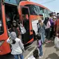 Pemudik turun dari bus antar kota antar provinsi (AKAP) di Terminal Kampung Rambutan, Jakarta Timur, Sabtu (9/7). Puncak arus balik Lebaran diprediksi terjadi pada Sabtu- Minggu (9-10) Juli 2016. (Liputan6.com/Yoppy Renato)