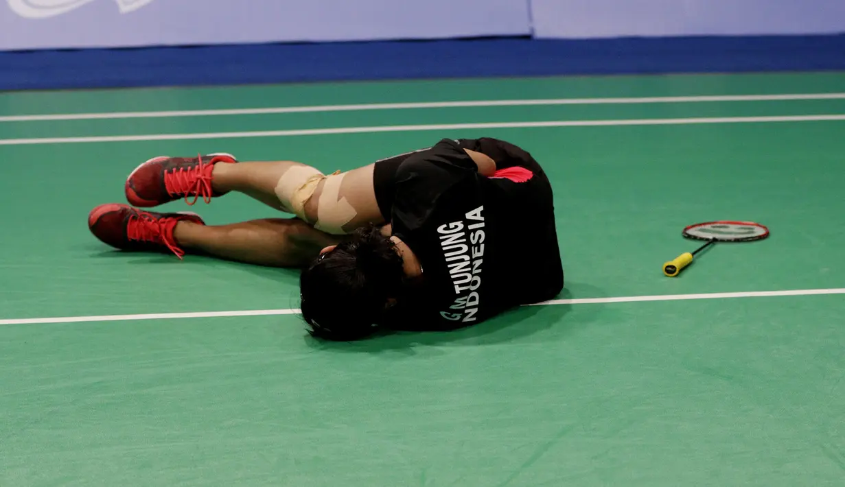 Pebulutangkis Indonesia, Gregoria Mariska, terjatuh saat melawan Ratchanok Intanon pada final beregu putri SEA Games 2019 di Muntinlupa Sports Complex, Manila, Selasa (3/12). Kalah 1-3, Indonesia hanya meraih perak. (Bola.com/M Iqbal Ichsan)