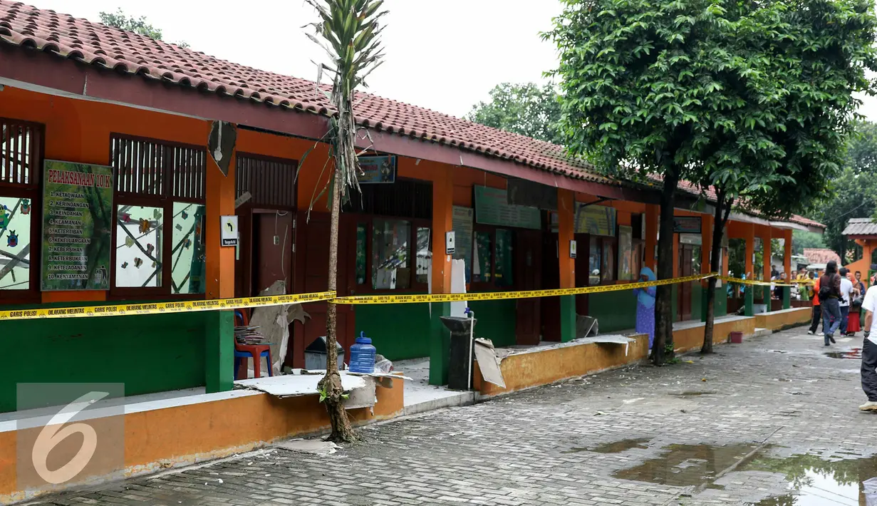 Kondisi SDN 6 Kalibaru yang  sekitar pukul 07.15 Wib sebelum kegiatan belajar dimulai, Cilodong, Jawa Barat, Jumat (26/2/2016). Sebanyak 4 ruangan kelas dan guru di SDN Kalibaru 6 ambruk karena tingginya curah hujan. (Liputan6.com/Yoppy Renato)