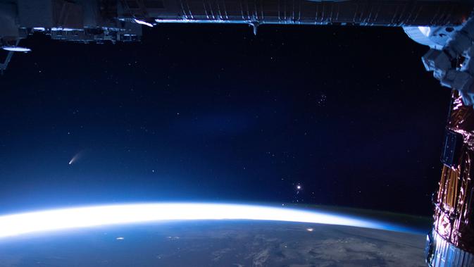 Komet Neowise terlihat dari Stasiun Antariksa Internasional (ISS). (NASA, via Associated Press)