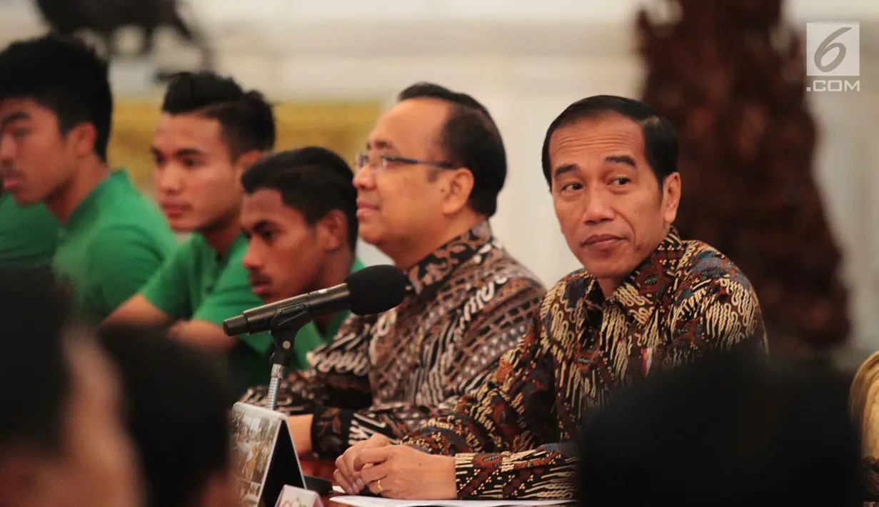 Presiden Joko Widodo (Jokowi) menerima skuad Tim Nasional (Timnas) Indonesia U-16 di Istana Merdeka, Jakarta, Kamis (4/10). Presiden Jokowi mengapresiasi perjuangan Garuda Muda di Piala Asia 2018. (Liputan6.com/Angga Yuniar)