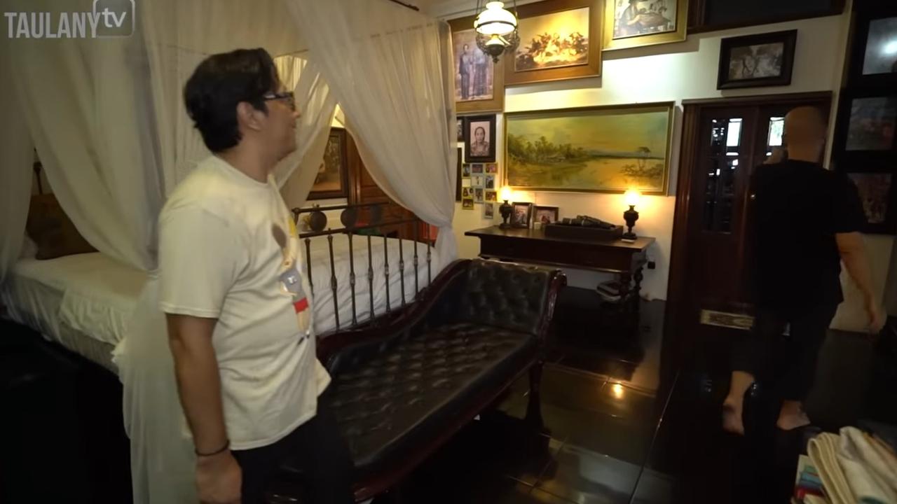 5 Potret Ruang Tengah Rumah Ahmad Dhani, Ada Ranjang Buatan Inggris ala Raja Zaman Dulu - Pajang Foto Leluhur