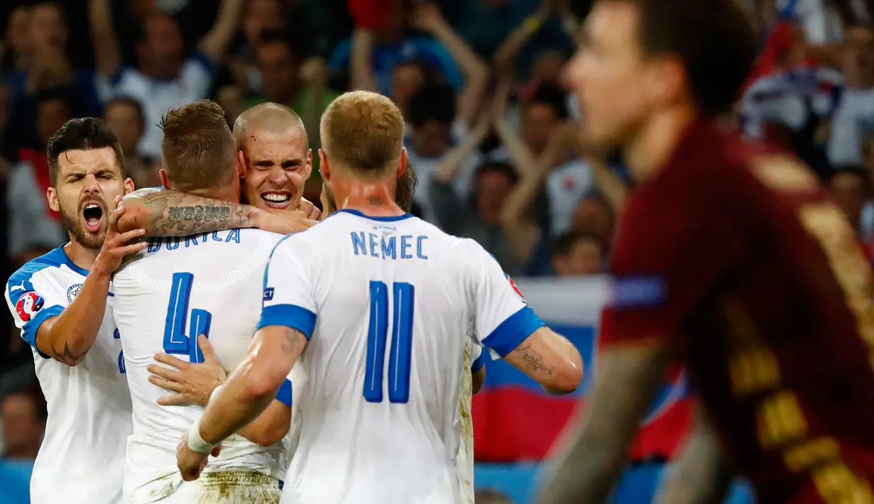 Pemain Slovakia merayakan kemenangan usai pluit panjang berbunyi di Stade Pierre-Mauroy, Prancis (15/6). Slovakia berhasil menang tipis 2-1 dalam laga lanjutan Piala Eropa 2016 Grup B kontra Rusia. (Reuters/ Christian Hartmann)
