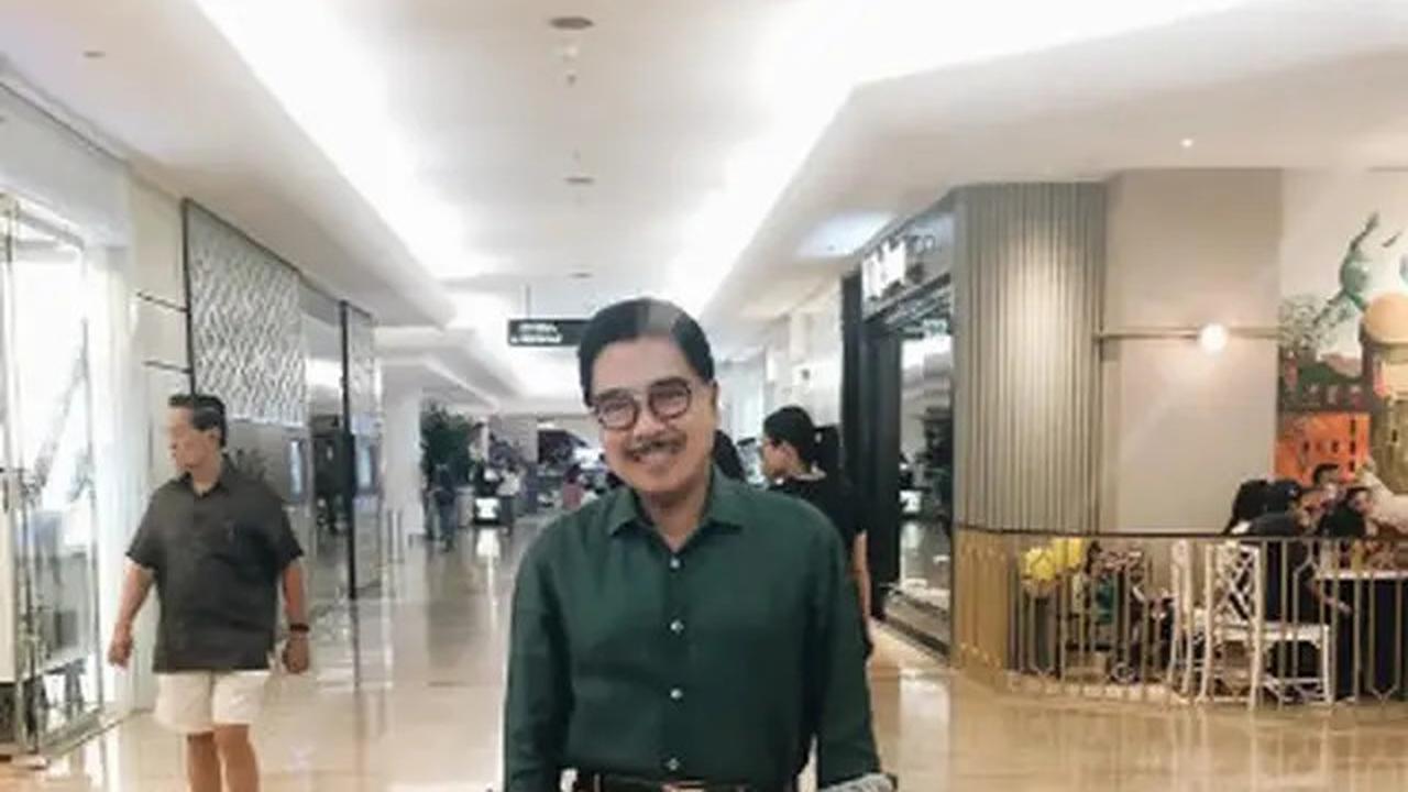 Gaya Outfit Mendiang Hotma Sitompul yang Selalu Rapi dan Stylish