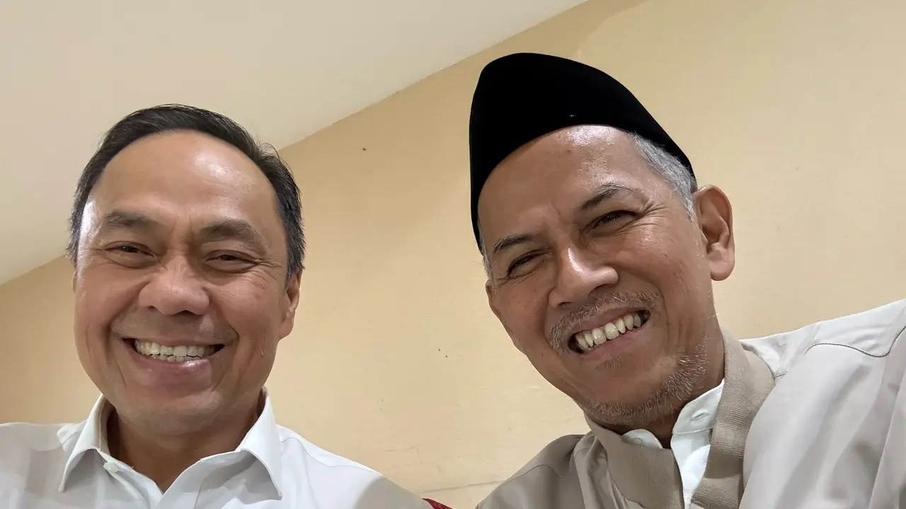 Pendiri ESQ Corp, Dr (HC) Ary Ginanjar Agustian bersama Wakil Menteri Keungan RI, Prof. Anggito Abimanyo saat training ESQ 165 angkatan ke-203 di Menara ESQ 165, Pada Sabtu (15/03/2025).