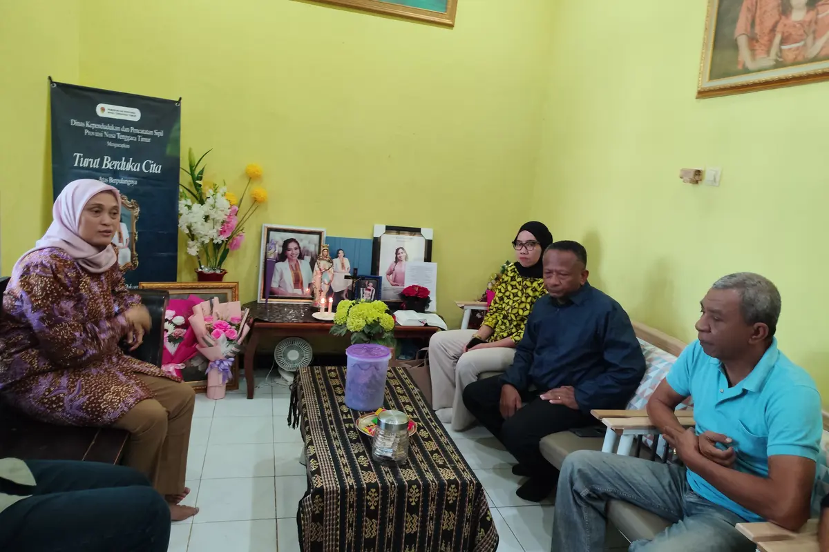 LPSK saat menemui orangtua dokter Icha di NTT (Liputan6.com/Ola Keda)