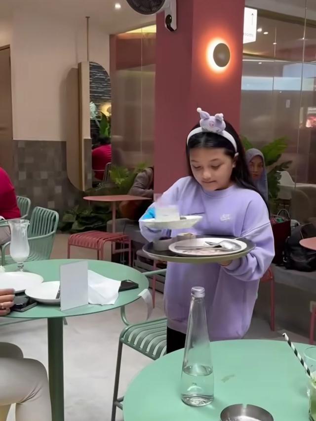 Arsy Hermansyah kerja jadi pramusaji