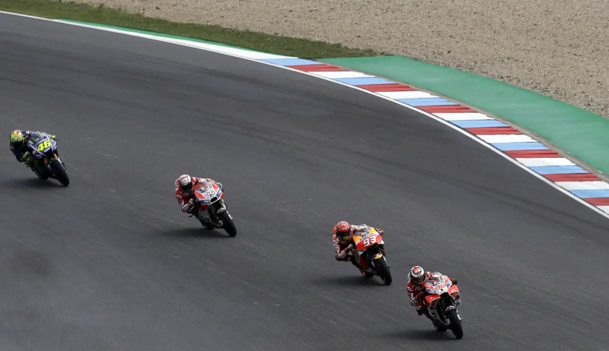 Adu cepat para pebalap pada lintasan saat balapan MotoGP Republik Ceska di Sirkuit Brno, (6/8/2017). Marc Marquez akhirnya keluar sebagai juara. (AP/Petr David Josek)