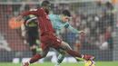 Gelandang Liverpool, Georginio Wijnaldum, berebut bola dengan gelandang Arsenal, Lucas Torreira, pada laga Premier League di Stadion Anfield, Liverpool, Sabtu (29/12). Liverpool menang 5-1 atas Arsenal. (AP/Rui Veira)