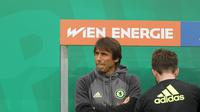 Manajer baru Chelsea, Antonio Conte, mengawali kiprahnya bersama The Blues dengan kekalahan 0-2 melawan Rapid Wien di Allianz Stadion, Sabtu (16/7/2016). (Bola.com/Reza Khomaini)