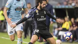 Pemain RC Celta, Daniel Wass (kiri) membayangi pemain Real Madrid, Isco pada lanjutan La Liga di Balaidos stadium, Vigo, Rabu (17/5/2017). Madrid menang 4-1. (AP/Lalo R. Villa)
