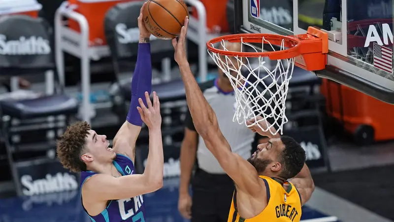 Tembakan LaMelo Ball diblok Rudy Gobert