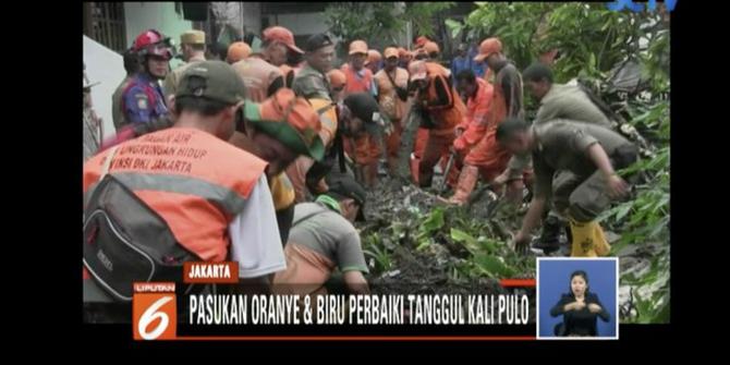 Pasukan Oranye dan Biru Perbaiki Tanggul Jebol di Kali Pulo