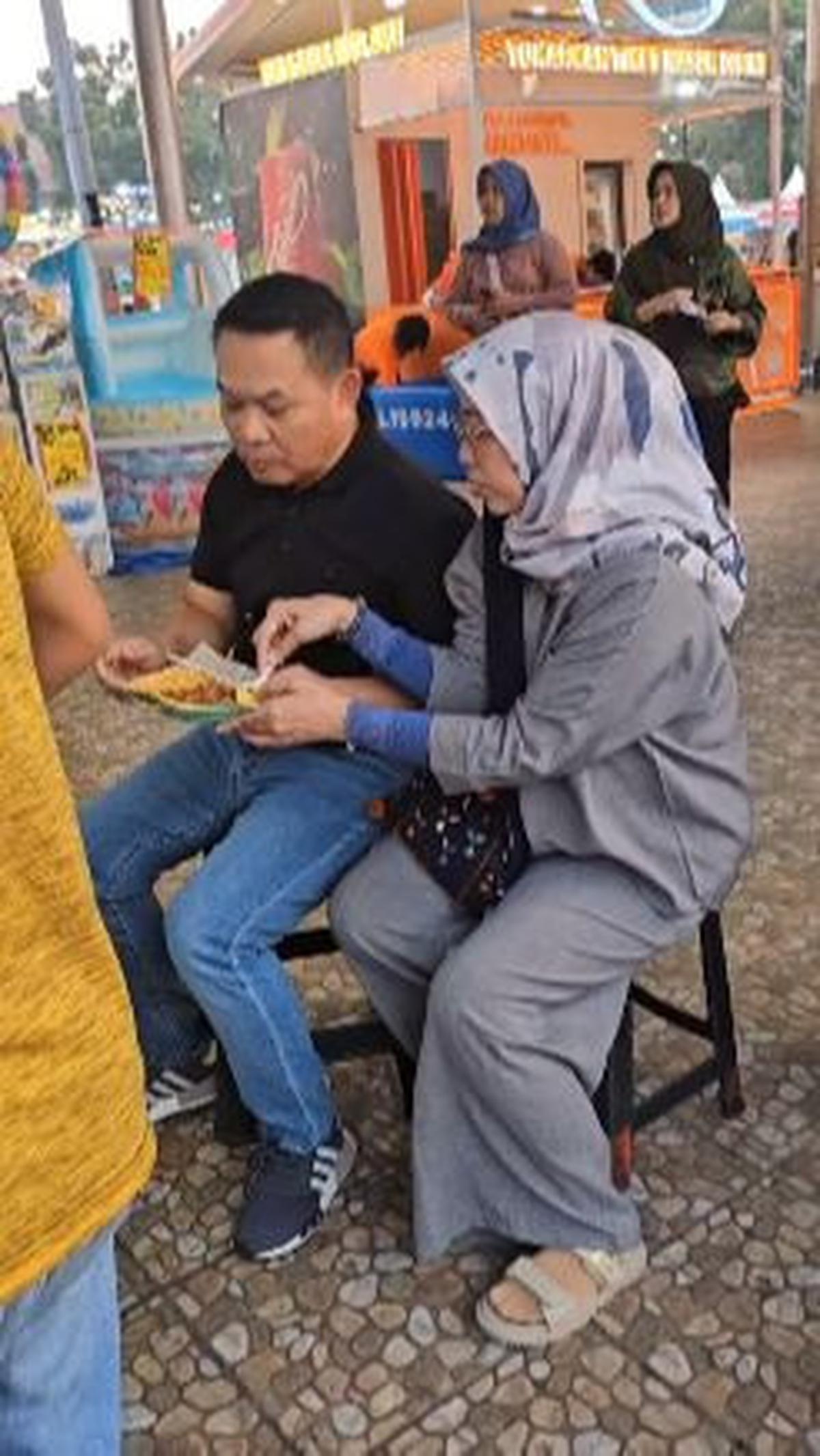 Terungkap, menikmati kerak telor menjadi momen nostalgia tersendiri bagi sosok mantan Gubernur Akmil itu.&nbsp;
