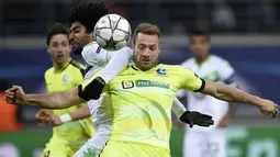 Bek Wolfsburg, Dante, berebut bola dengan penyerang Gent, Laurent Depoitre. Meski kalah namun Gent lebih menguasai jalannya pertandingan dengan penguasaan bola 59 persen. (AFP/John Thys)