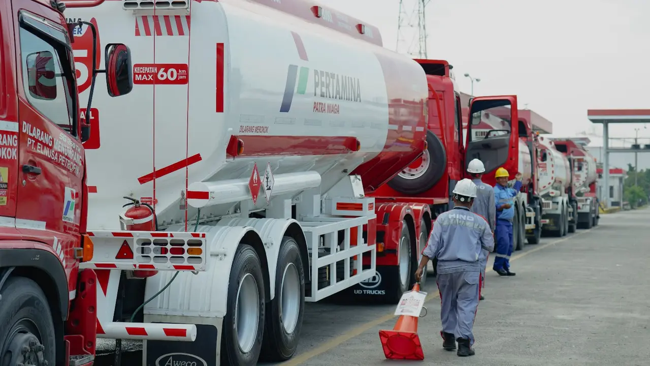 Elnusa Petrofin menambah armada dan personel untuk menjaga kelancaran pasokan BBM ke SPBU Makassar. (Dok ELSA)