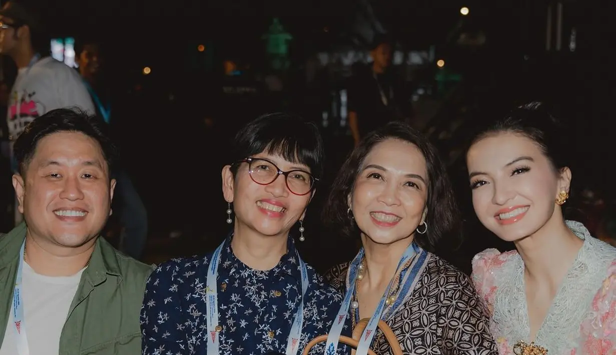 Raline Shah memilih sebuah kebaya pastel bernuansa merah muda dan hijau, dengan sentuhan payet bercorak floral yang cantik dan penuh kilau. [Foto: Instagram/ralineshah]