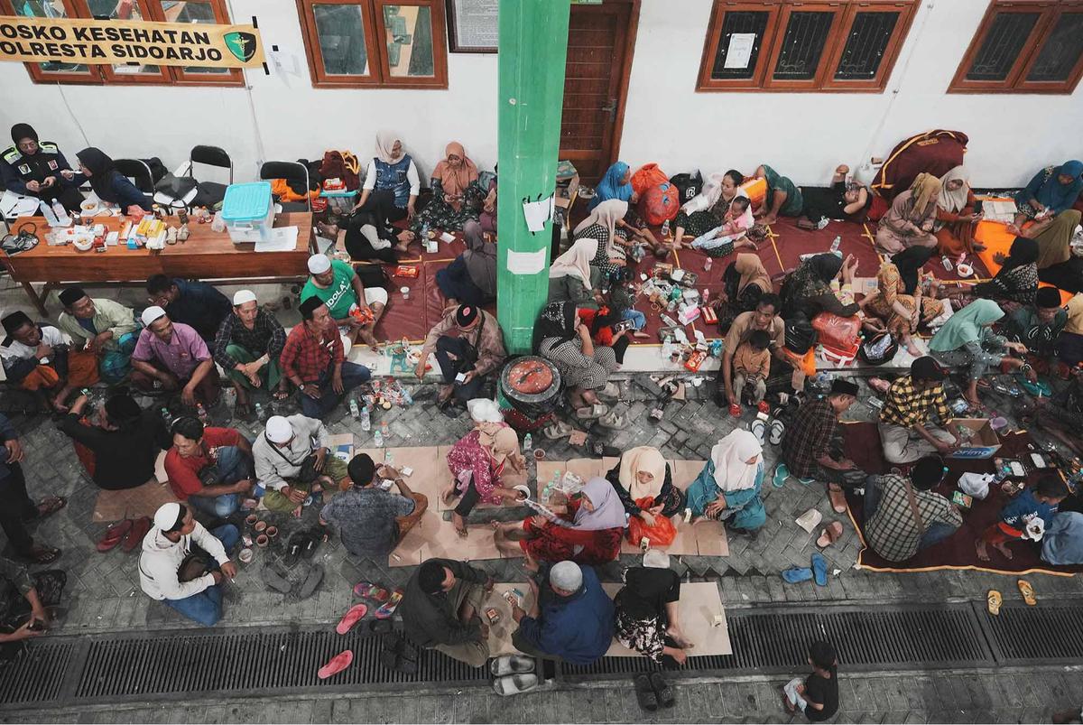 FOTO: Harap dan Cemas, Keluarga Santri Setia Menunggu di Lokasi Musala Ambruk