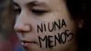 Seorang wanita ikut dalam demonstrasi menentang kekerasan gender di Buenos Aires, Argentina, Sabtu (3/6). Demonstran membawa hashtag #NiUnaMenos, yang berarti "tidak sedikit". (Foto AP / Natacha Pisarenko)