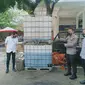 Polisi gerebek gudang penyimpanan solar di Tuban. (Adirin/Liputan6.com)