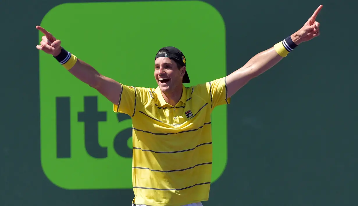 Petenis AS, John Isner berselebrasi setelah mengalahkan petenis Jerman Zverev pada final Miami Terbuka 2018 di Key Biscayne, Minggu (1/4). Isner menjadi petenis tertua yang memenangkan gelar turnamen Masters 1000 untuk kali pertama. (AP Photo)
