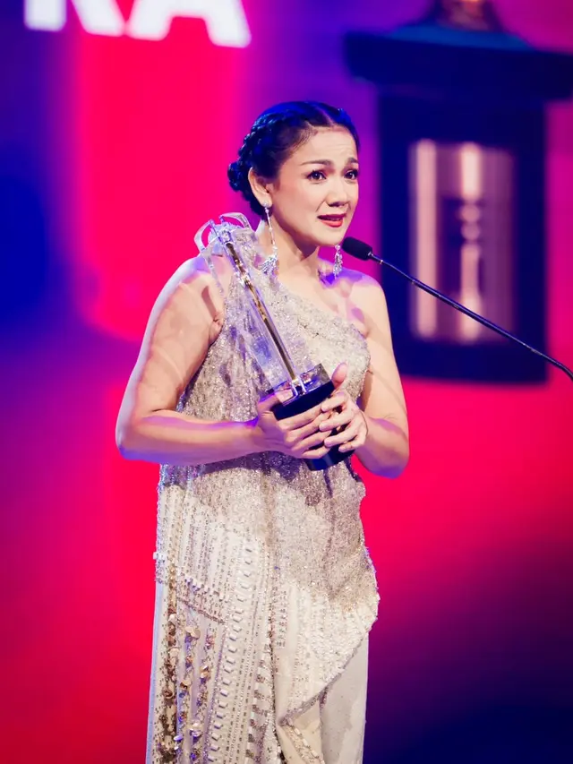 5 Potret Nirina Zubir dengan Gaun Elegan Sentuhan Ulos saat Terima Penghargaan Pemeran Utama Perempuan Terbaik di FFI 2024