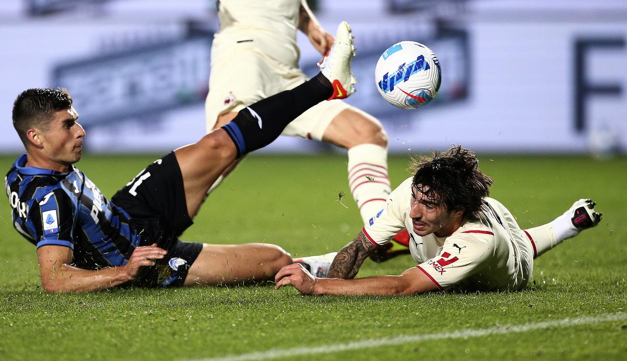 AC Milan. Bertandang ke markas Atalanta, AC Milan berhasil mengalahkan tuan rumah 3-2. Gol-gol dicetak oleh Davide Calabria, Sandro Tonali dan Rafael Leao. (LaPresse via AP/Spada)