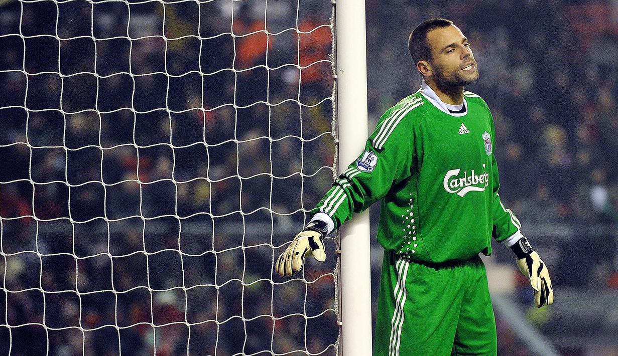 Kiper Liverpool, Diego Cavalieri, saat melawan Reading pada laga Liga Liga Inggris di Stadion Anfield, (13/1/2010). Kiper yang pernah bermain untuk Liverpool selama dua musim pada 2008-2010 itu memutuskan pindah ke Fluminese pada 2011. Dan di klub Brasil itulah Diego Cavalieri pernah kerja bersama dengan Ciro Alves. (AFP/Paul Ellis)