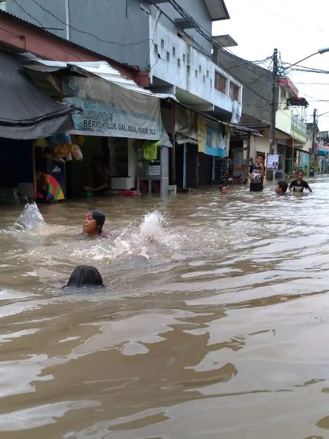 Hujan yang mengguyur Kota Tangerang semalaman membuat Komplek Kunciran Mas Permai, Pinang banjir.