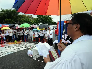 Jemaat GKI Yasmin Bogor dan HKBP Filadelfia Bekasi melakukan misa perayaan Natal 2016 di kawasan Silang Barat Laut Monas, Jakarta, Minggu (25/12). Setiap tahun, mereka beribadah di depan Istana Merdeka. (Liputan6.com/Helmi Fithriansyah)