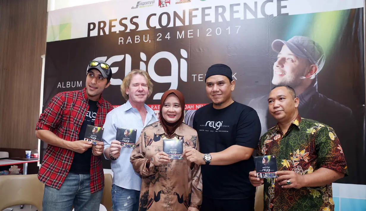 "Bisa ketemu sama Steve dengan 6 Grammy-nya dan produsernya U2 band favorit saya sepanjang masa. Ada lagu yang bisa saya bawakan senang banget dengan hasilnya. Makna lagunya dengan lirik notasi seimbang," lanjut Fadly. (Nurwahyunan/Bintang.com)