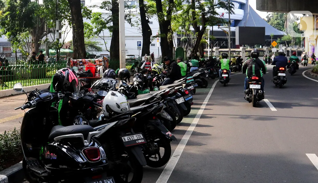 Tidak itu saja, seringkali pengguna sepeda di Jakarta merasa tersisih, bahkan di jalur khusus pun mereka harus rebutan dengan pemotor. (Liputan6.com/Herman Zakharia)