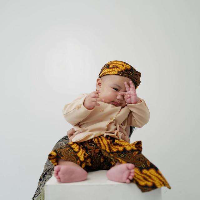 7 Potret Elio Anak Joshua dan Clairine Pakai Blangkon, Gemas Maksimal. (instagram/clairineclay, instagram/jojosuherman)