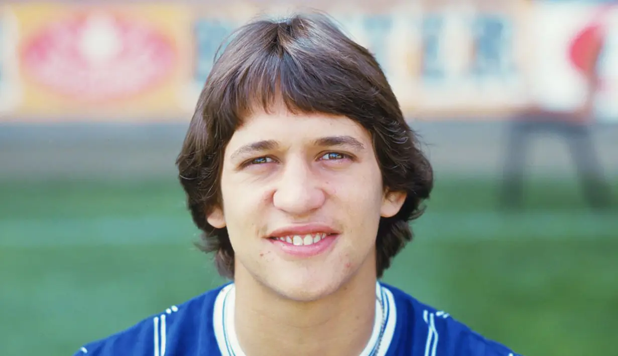 Gary Lineker. Striker Inggris ini menjadi top skor Liga Inggris dengan 3 klub berbeda. Bersama Leicester ia melakukannya pada musim 1984/1985. Lalu pada 1985/1986 ia mengulanginya bersama klub barunya Everton dan yang ketiga bersama Tottenham Hotspur pada musim 1989/1990. (leicestermercury.co.uk)