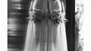 Adinia kenakan gaun tulle tanpa lengan berwarna putih, lace glove, serta veil [@venemapictures]