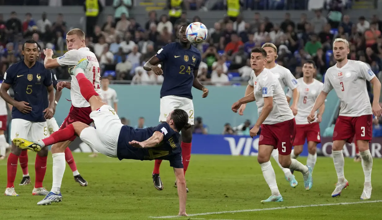 <p>Gelandang Prancis, Adrien Rabiot melakukan tembakan saat bertanding melawan Denmark pada pertandingan grup D Piala Dunia 2022 Qatar di Stadion 974 di Doha, Qatar, Sabtu, 26 November 2022. Prancis menutup laga kontra Denmark dengan skor 2-1 dan jadi tim pertama yang menembus 16 besar Piala Dunia 2022 Qatar. (AP Photo/Thanassis Stavrakis)</p>