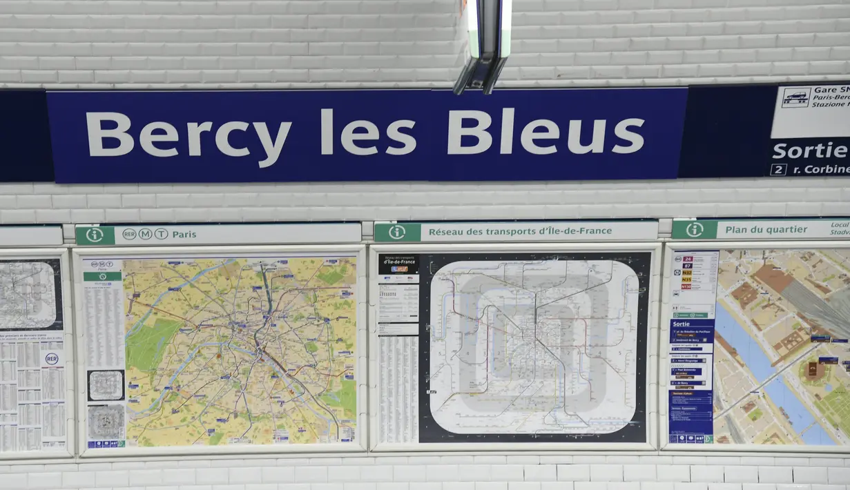Sebuah gambar menunjukkan stasiun metro Bercy berubah nama menjadi "Bercy les Bleus", permainan kata untuk berterima kasih, di Paris, Senin (16/7). Hal itu dilakukan untuk merayakan kesuksesan timnas Prancis menjadi juara Piala Dunia. (AFP/Bertrand GUAY)