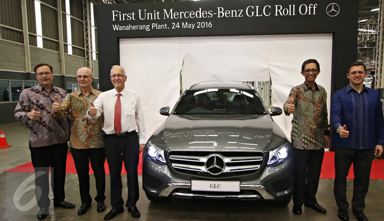 Direksi PT Mercedes-Benz Indonesia hadir saat peluncuran Mercedes-Benz GLC di Pabrik Wanaherang, Bogor, Jawa Barat, Selasa (24/5). Mercedes-Benz GLC yang dirakit secara lokal di Pabrik Wanaherang. (Liputan6.com/Immanuel Antonius)