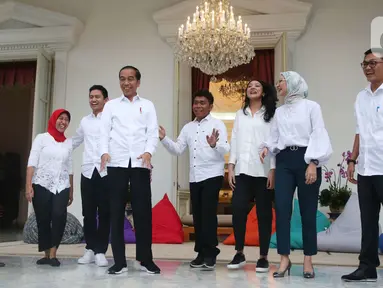 Presiden Joko Widodo (ketiga kiri) usai mengenalkan staf khusus di halaman Istana Merdeka, Jakarta, Kamis (21/11/2019). Staf khusus baru dari kalangan milenial yakni CEO Amartha Andi Taufan Garuda Putra, Perumus Gerakan Sabang Merauke Ayu Kartika Dewi. (Liputan6.com/Angga Yuniar)