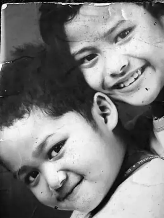 Saat kecil, anak kedua Anang Hermansyah itu bertubuh gempal dengan pipi chubby. Azriel juga sangat dekat dengan kakaknya. Potret Aurel dan Azriel saat masih kecil. [Instagram/azriel_hermansyah - aurelie.hermansyah]