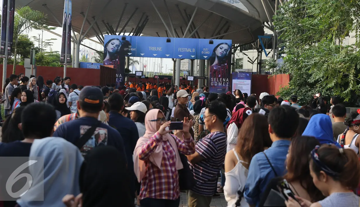 Suasana antrian konser Selena Gomez di ICE BSD CITY, Tanggerang, Sabtu (23/7). Selena Gomez menggelar konser yang bertajuk "REVIVAL TOUR" di ICE BSD CITY yang akan di mulai jam 20.00. (Liputan6.com/Herman Zakharia)