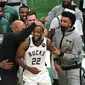 Pemain Bucks Khris Middleton (no 22) menjadi pahlawan di gim empat NBA Finals 2021 (AFP)