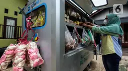 Penjual sayuran menggunakan transportasi Gerobak Motor Listrik di Srengseng Sawah, Jakarta, Kamis (20/1/2022). Program gerobak motor listrik ditujukan agar pelaku usaha mikro kecil (UMK) dapat lebih hemat pada sisi operasional bahan bakar serta lebih ramah lingkungan. (Liputan6.com/Johan Tallo)