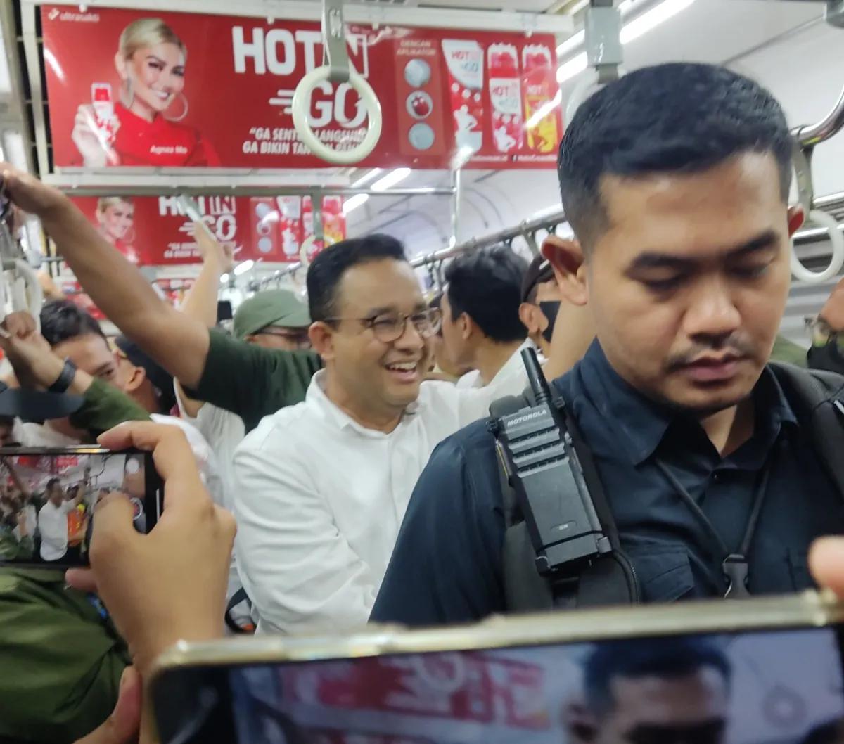 Stasiun Bogor di Sore hari tambah ramai. Jam-jam pulang kerja memang sudah ramai. Kali ini berbeda, keriuhan Stasiun Bogor bukan hanya karena orang pulang kerja dari Jakarta.