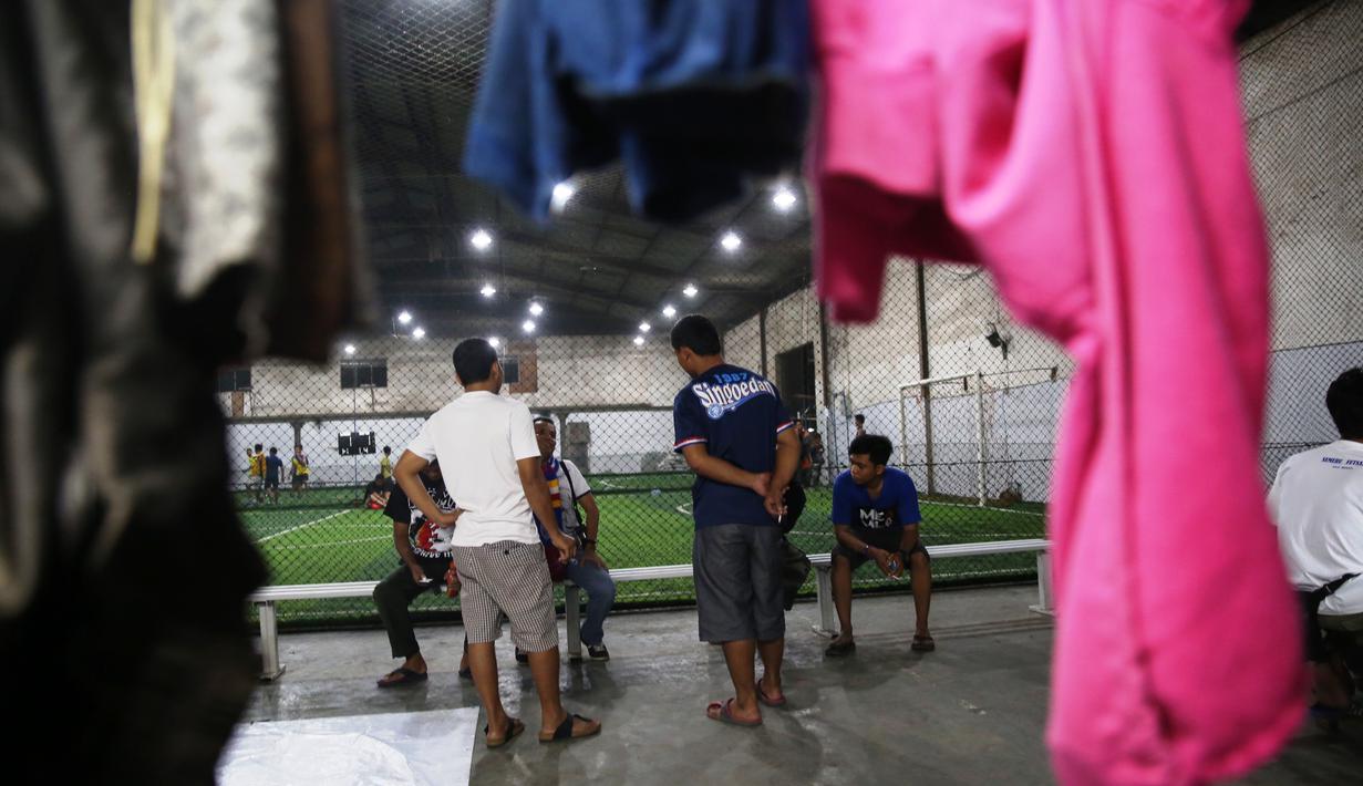 Aremania mengusung semangat kesatuan suporter untuk sepakbola Indonesia merancang dan membuat bendera Merah Putih terbesar di Dunia bertempat di Lapangan Futsal  Tangerang, Selasa (13/10/2015). (Bola.com/Nicklas Hanoatubun)