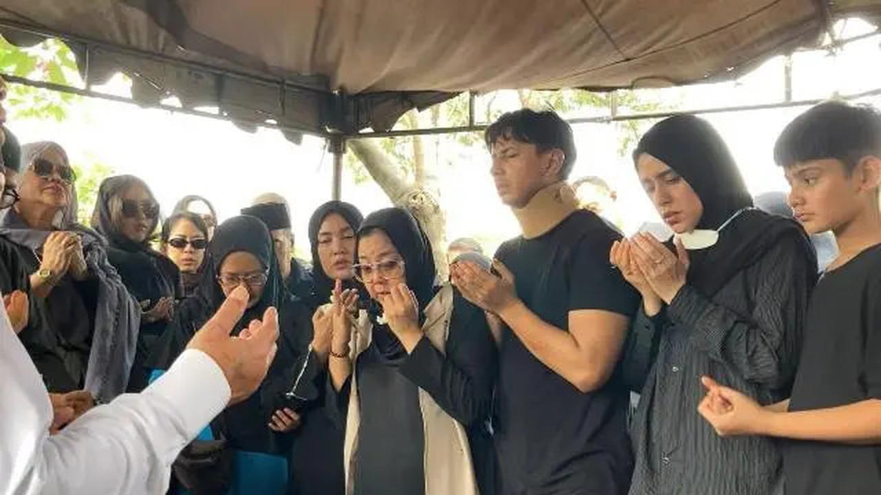 Curhat Sonny Septian Setelah Ibunda Dimakamkan: Separuh Hidupku Pergi Saat Kau Meninggalkanku