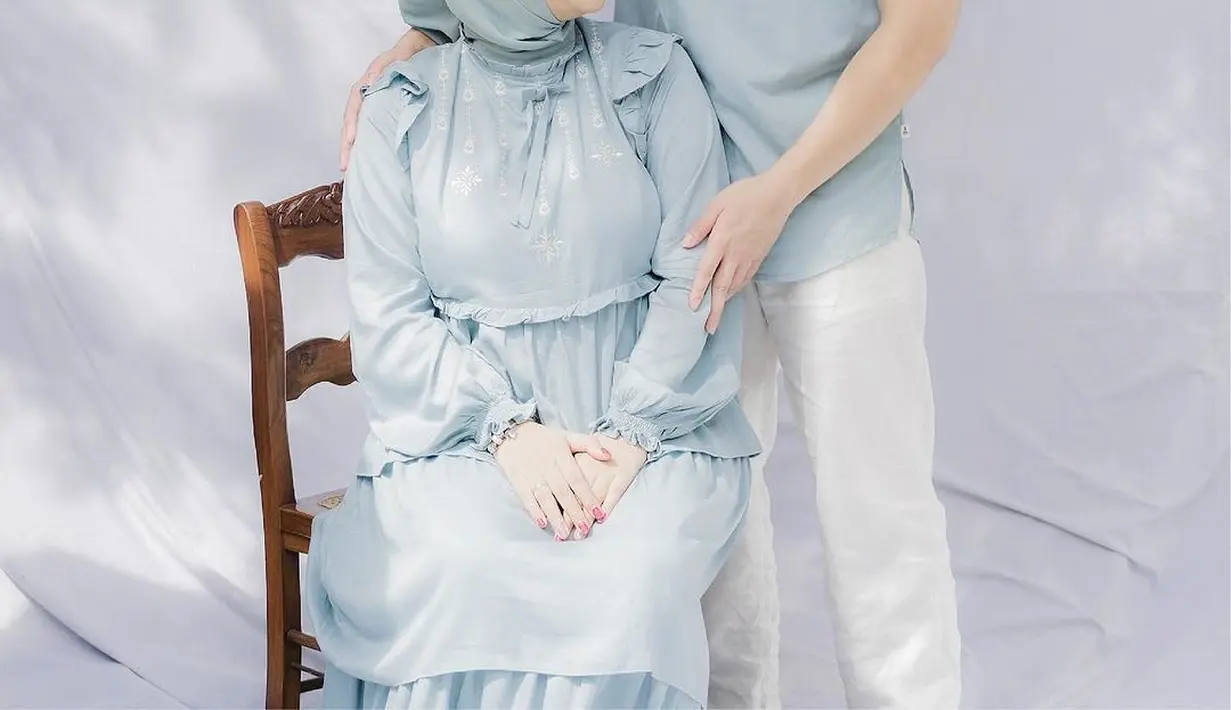 Setelah menikah, Aurel Hermansyah memutuskan untuk berhijab. Berpose bersama sang suami Atta Halilintar, Aurel tampil manis dengan gamis biru muda yang manis dengan hijab berwarna senada yang polos. [Foto: Instagram/aurelie.hermansyah]