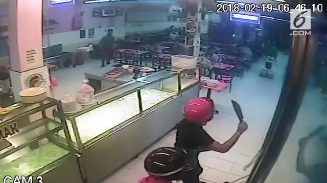 Rekaman kawanan pencuri bergolok masuk ke dalam sebuah restoran dan mengambil mesin kasir.