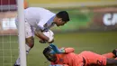 Pemain Uruguay Luis Suarez merebut bola dari penjaga gawang Ekuador Alexander Dominguez usai mencetak gol pada pertandingan kualifikasi Piala Dunia 2022 di Stadion Casa Blanca, Quito, Ekuador, Selasa (13/10/2020). Pertandingan dimenangkan Ekuador dengan skor 4-2. (Rodrigo Buendia/Pool via AP)